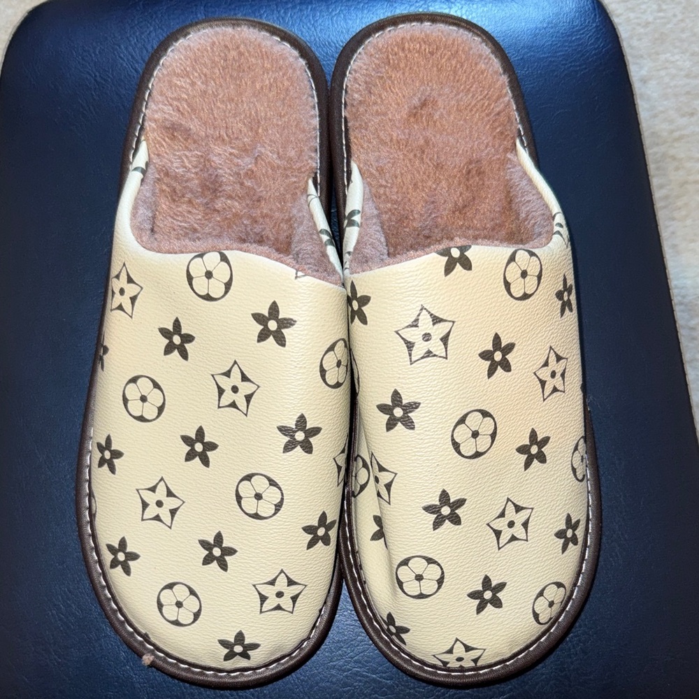 Stylish Cream and Brown Men's Slippers, Size 8.5 - 9, New, Fashion slippers